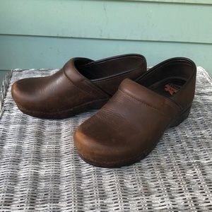Dansko XP brown leather clogs excellent condition